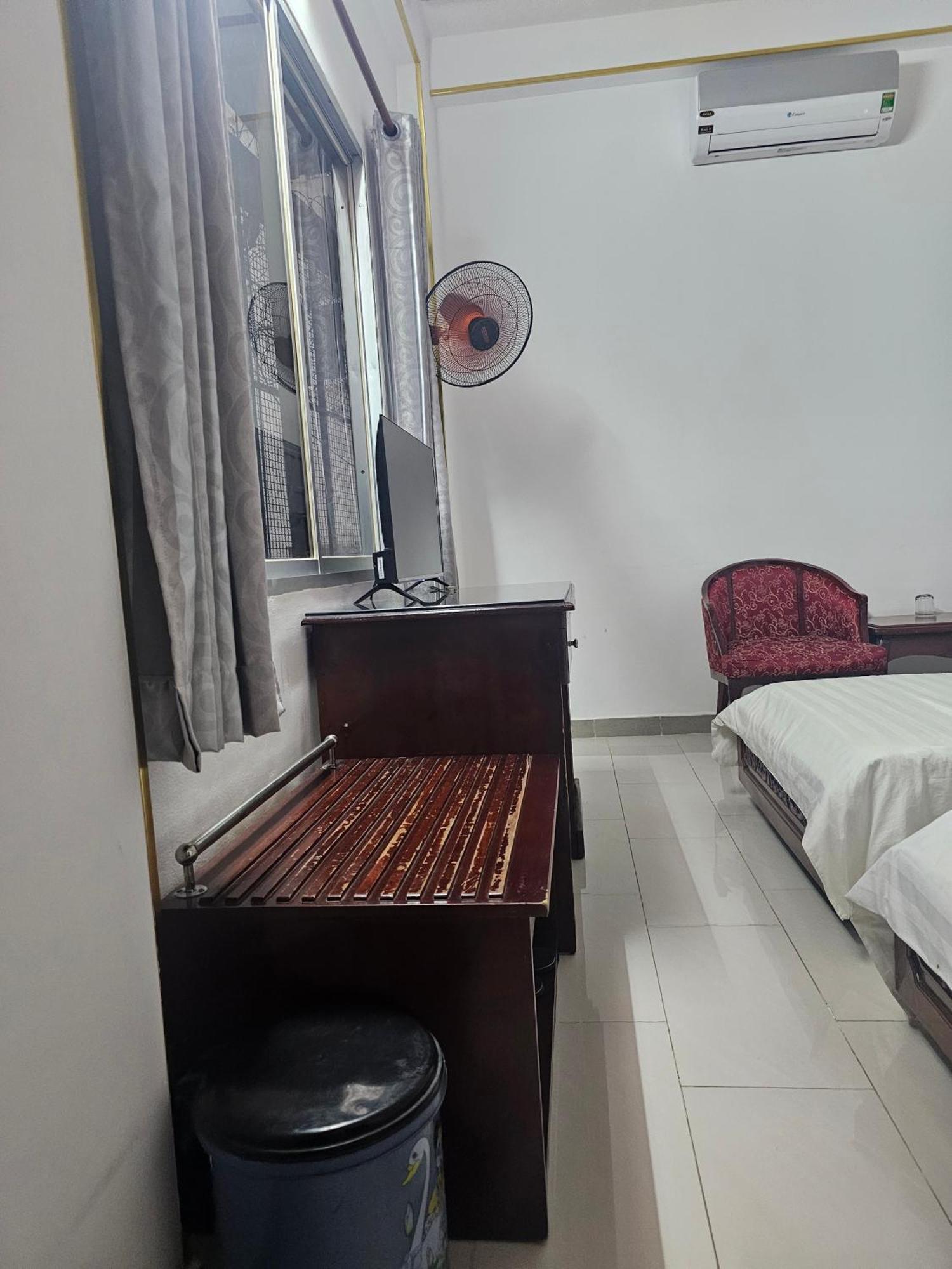 Hotel Khach San Trung Mai Thành Pho Ho Chí Minh Esterno foto
