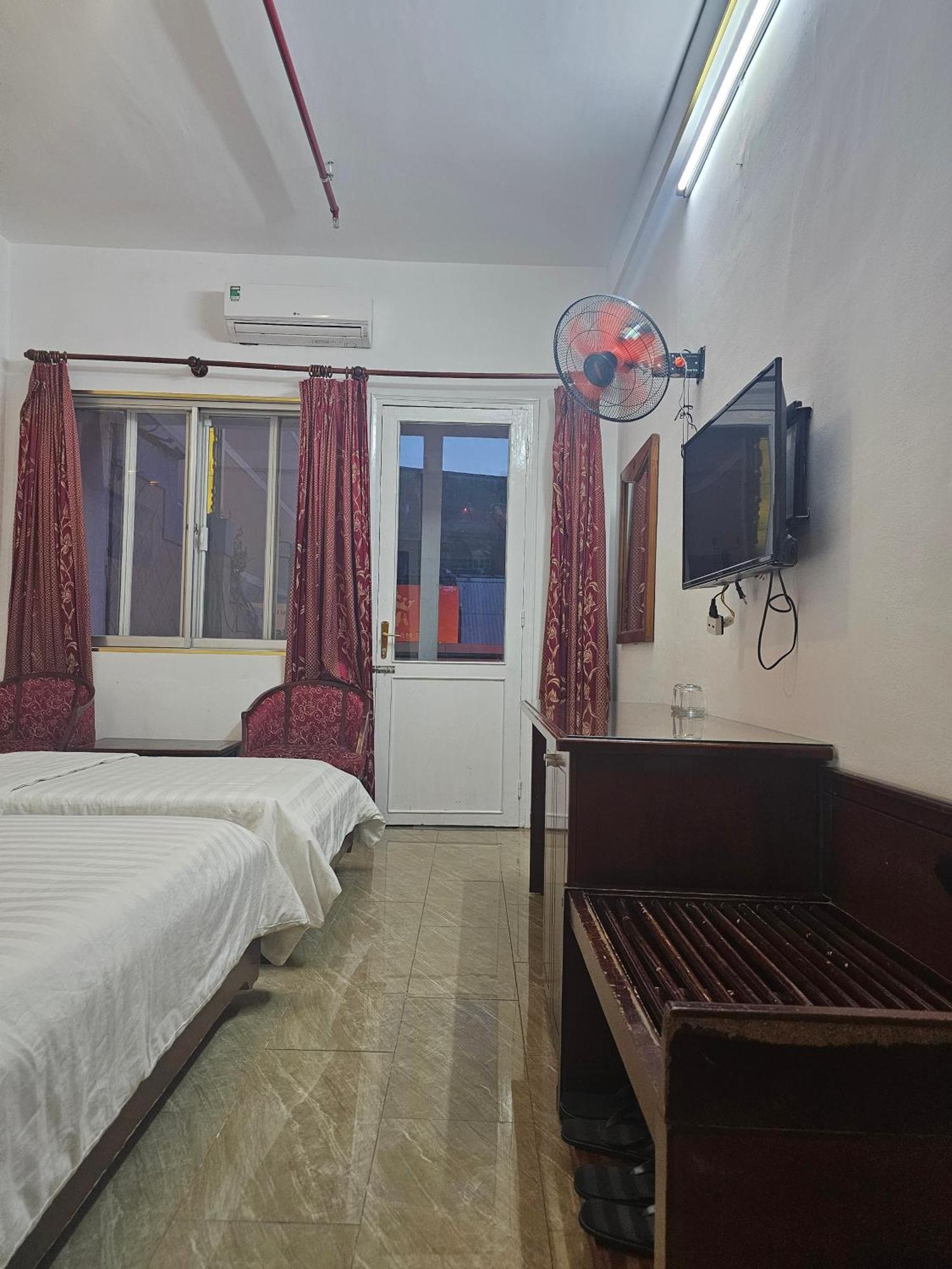 Hotel Khach San Trung Mai Thành Pho Ho Chí Minh Esterno foto