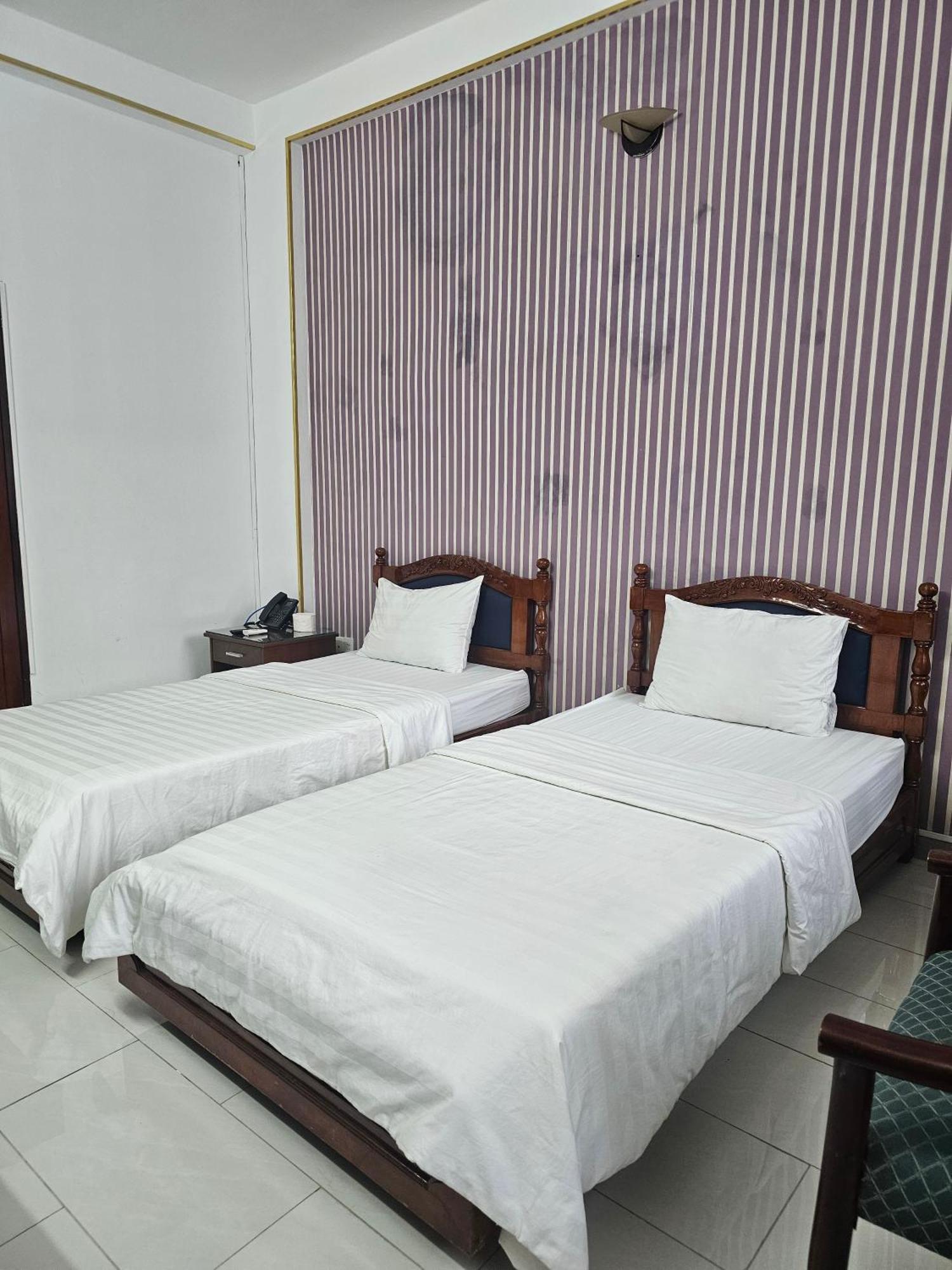 Hotel Khach San Trung Mai Thành Pho Ho Chí Minh Esterno foto
