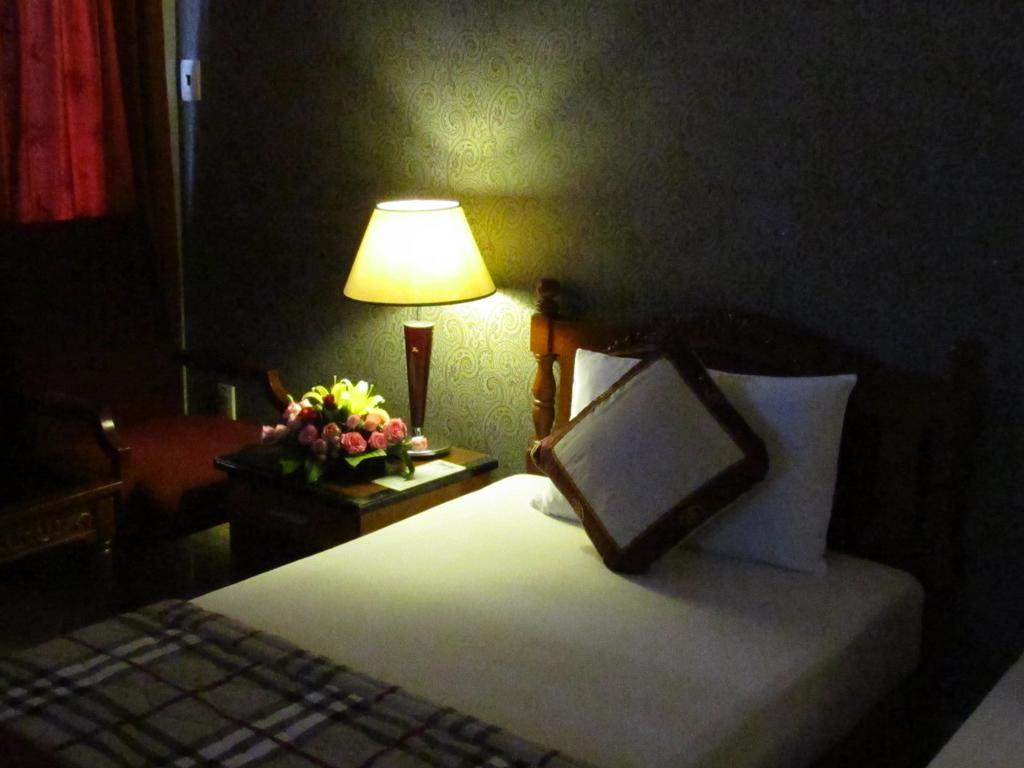 Hotel Khach San Trung Mai Thành Pho Ho Chí Minh Esterno foto